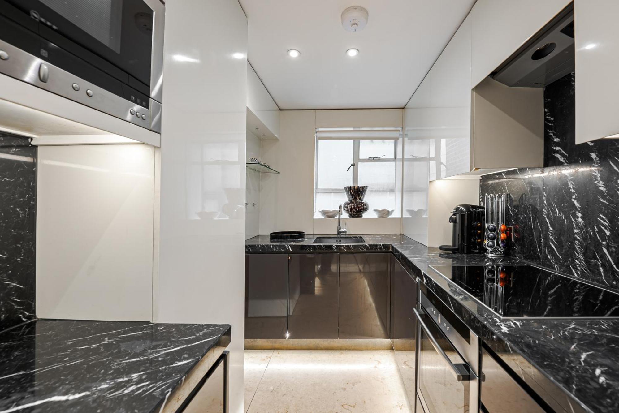 Modern Knightsbridge Apartment With Balcony Overlooking Harrods Prime Location Лондон Экстерьер фото