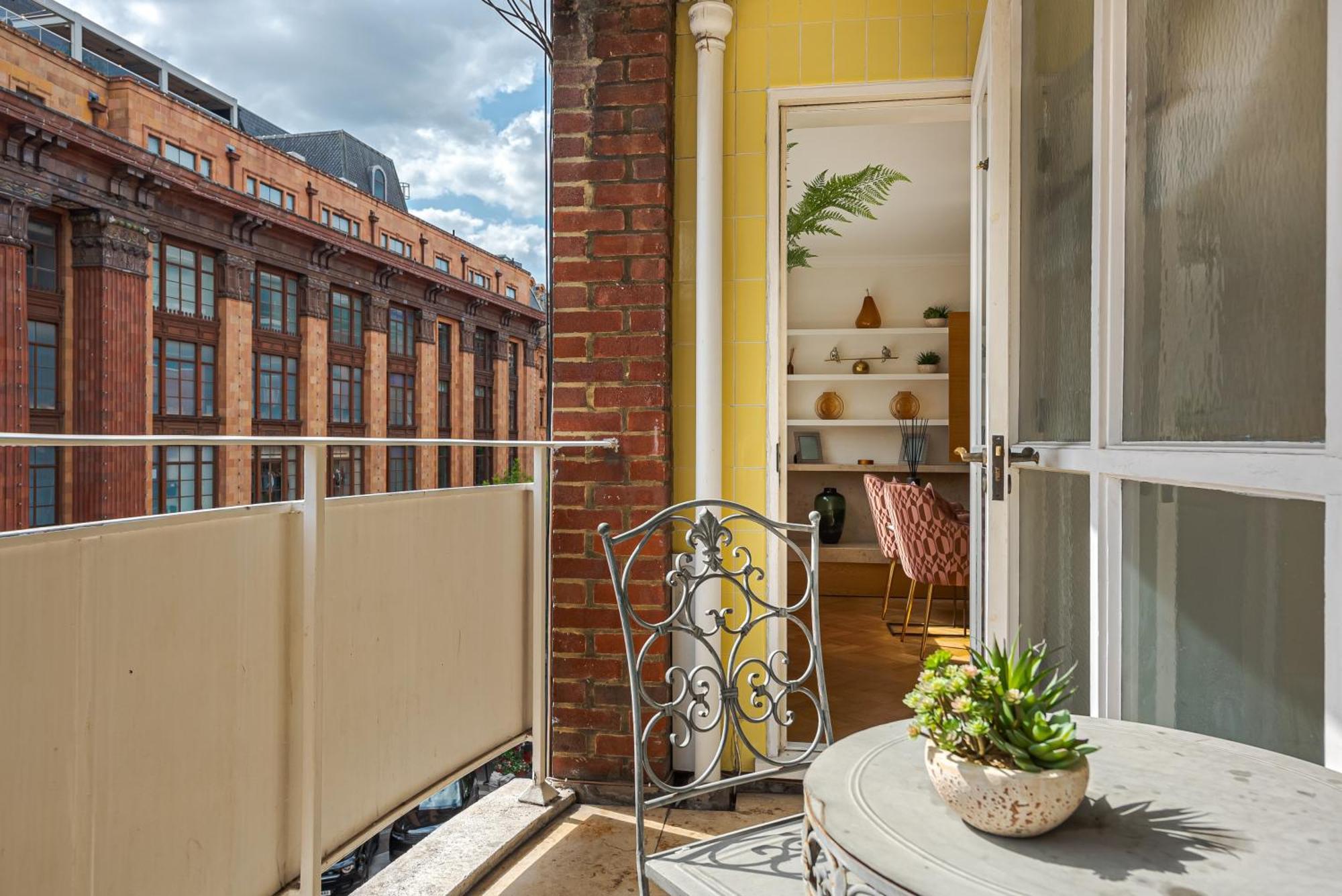 Modern Knightsbridge Apartment With Balcony Overlooking Harrods Prime Location Лондон Экстерьер фото